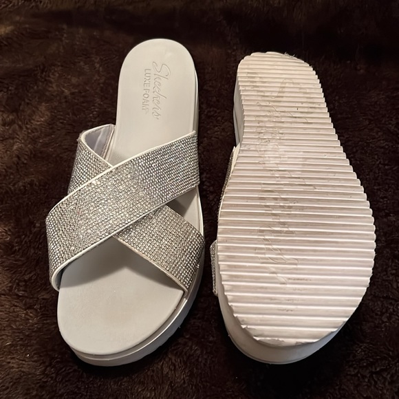 ❤️❤️PRICE DROP❤️❤️NWOT-🌷SKETCHERS LUXE FOAM SANDALS. Silver Sparkle Rhinestone - Picture 4 of 8